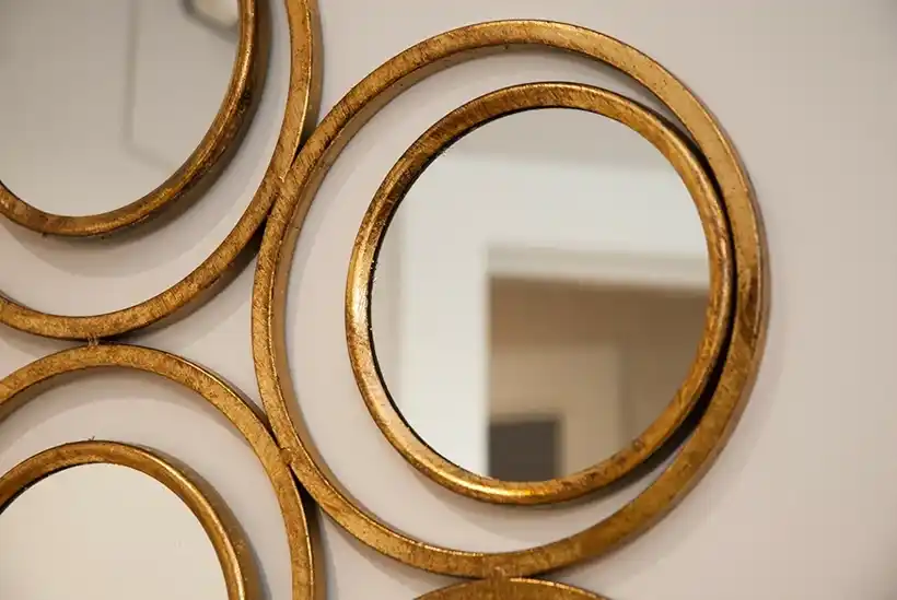 Espejo dorado de pared en Gran Vía.