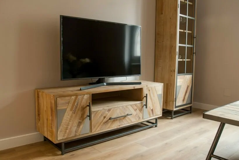 Mueble de salón con TV pantalla plana en Gran Vía.