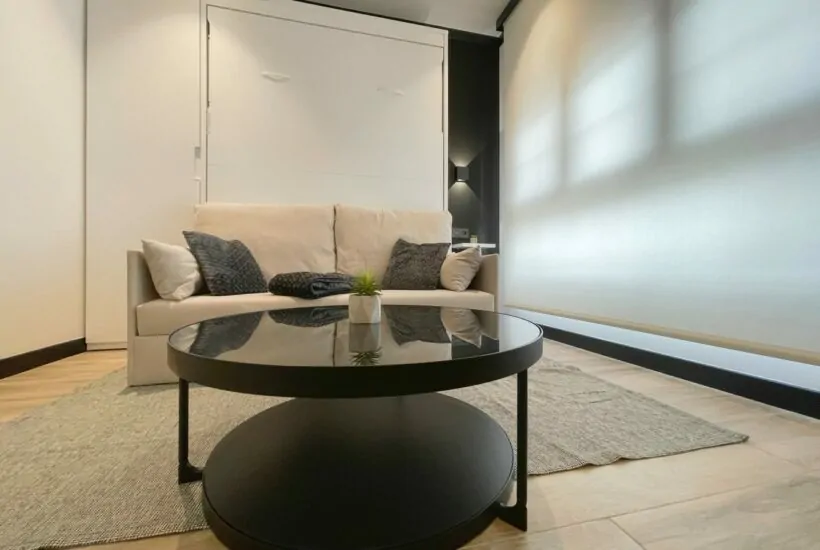 Mesa y sofá de Loren Estudio